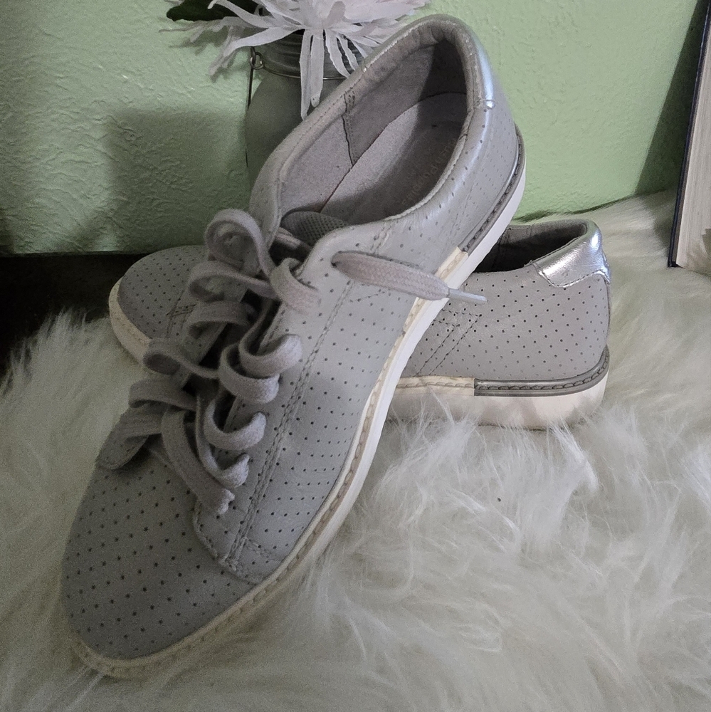 Light Gray Low Top Sneakers with Textured Fabric and White Laces